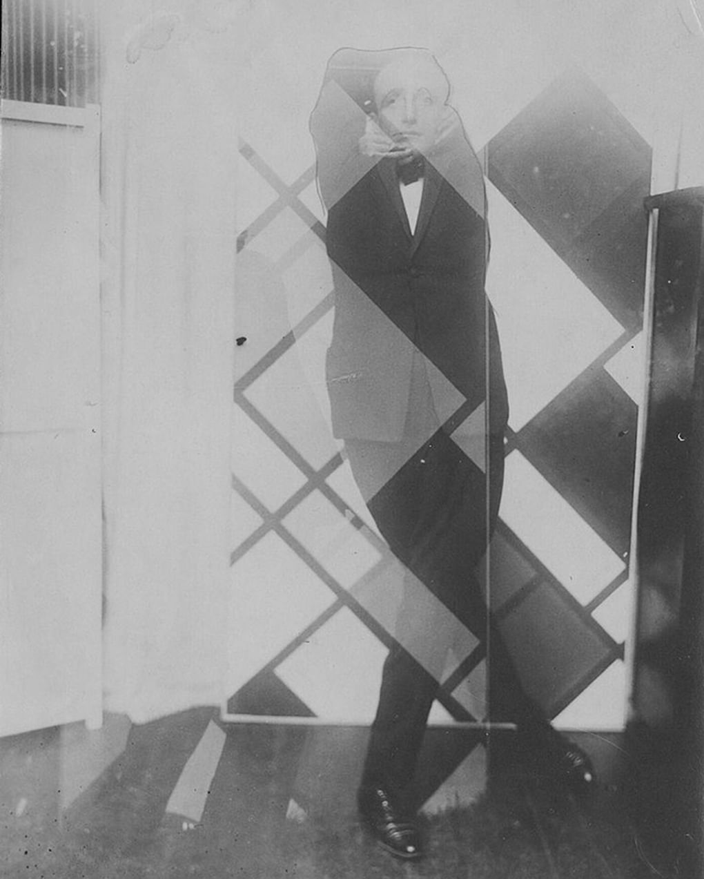 Тео ван Дусбург. Фотопортрет Валентина Парнаха, исполняющего танец «Эпопея». 1925 год.