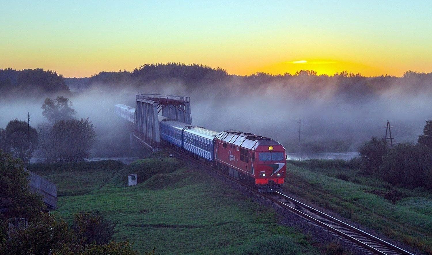 Станция лета. Тэп70 в тумане. Уходящий тепловоз тэп70. Тэп70бс 147. Красивая железная дорога.