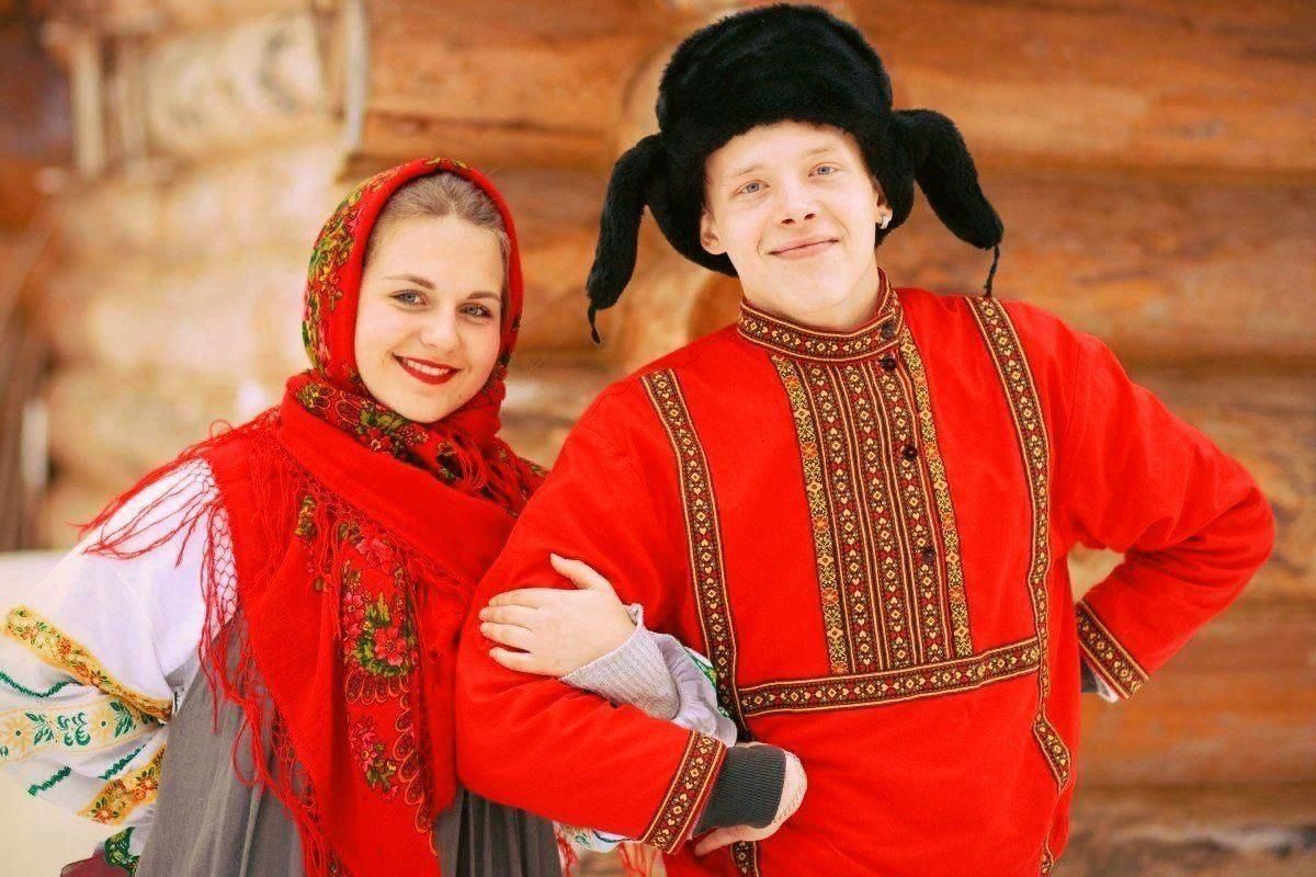 Русские в народных костюмах