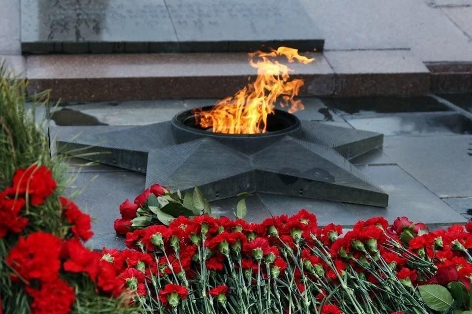 Картинка возложение цветов к памятнику солдату вов