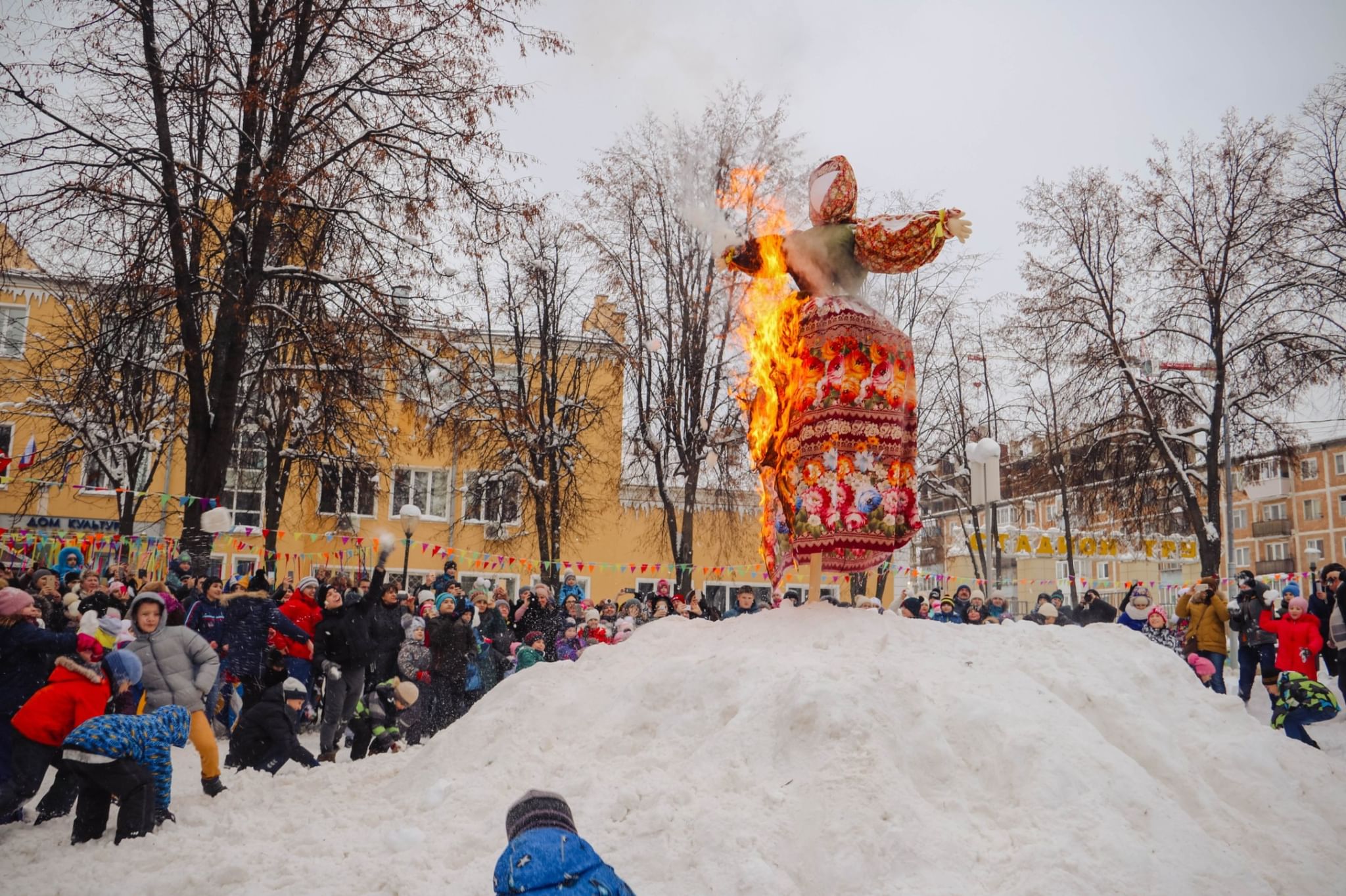 Масленица в мытищах. Масленица в Мытищах 2022. Масленица парк Мытищи. Широкая Масленица в Мытищах. Масленица фотосессия.