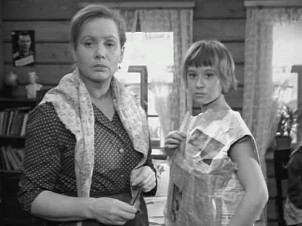 Лидия Смирнова (слева) в роли Пелагеи Акимовны и Лариса Барабанова в роли Люси в художественном телевизионном фильме Семена Туманова «Заблудший» (1966)