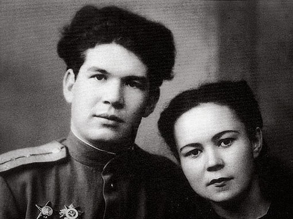 Мустай Карим с женой Раузой. 1946. Фотография: posredi.ru