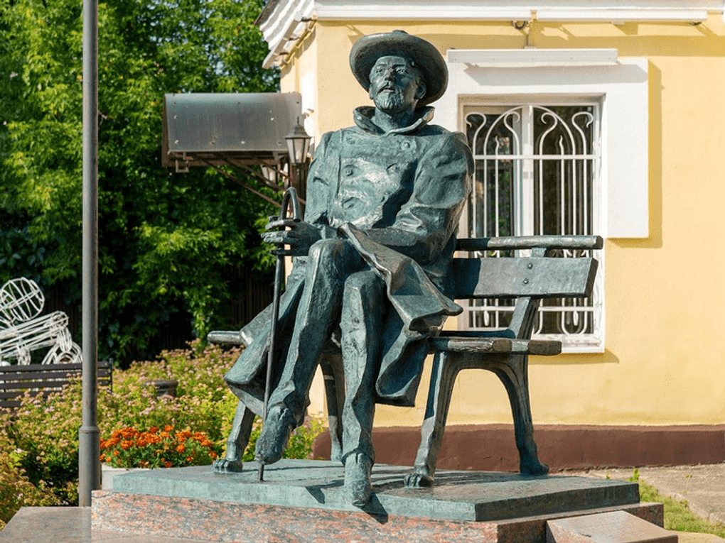 Памятник Антону Чехову у Истринского драматического театра. Истра, Московская область. Фотография: Александр Щепин / фотобанк «Лори»