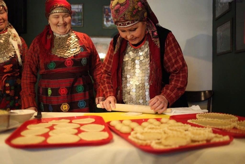 Мастер классы ижевск. Бурановские перепечи. Бурановские бабушки перепечи. Национальная кухня Удмуртии. Удмурты табани.