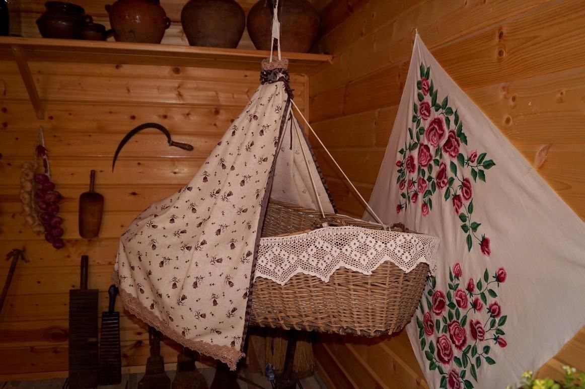 Зыбкий. Зыбка колыбель люлька 19 век. Лубяная зыбка. Люлька зыбка подвесная русская изба. Зыбка Казачья.
