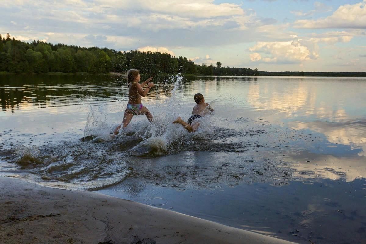 Дети купаются на озере