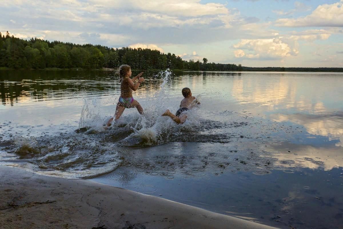 Покупаться в воде. Купаться в озере. Лето купаться. Купание на речке. Лето речка.