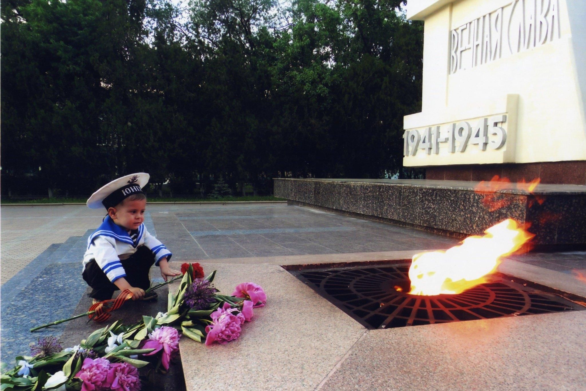 Люди у вечного огня картинки