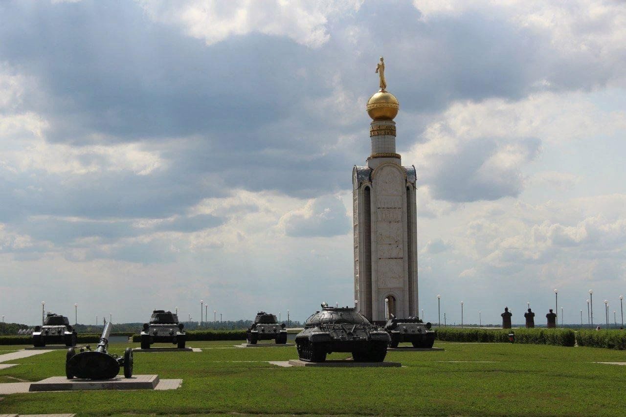 Памятник на прохоровском поле сообщение. Звонница Прохоровка памятники. Прохоровское поле стела. Мемориал Прохоровское поле. Парк Победы Прохоровка звонница.