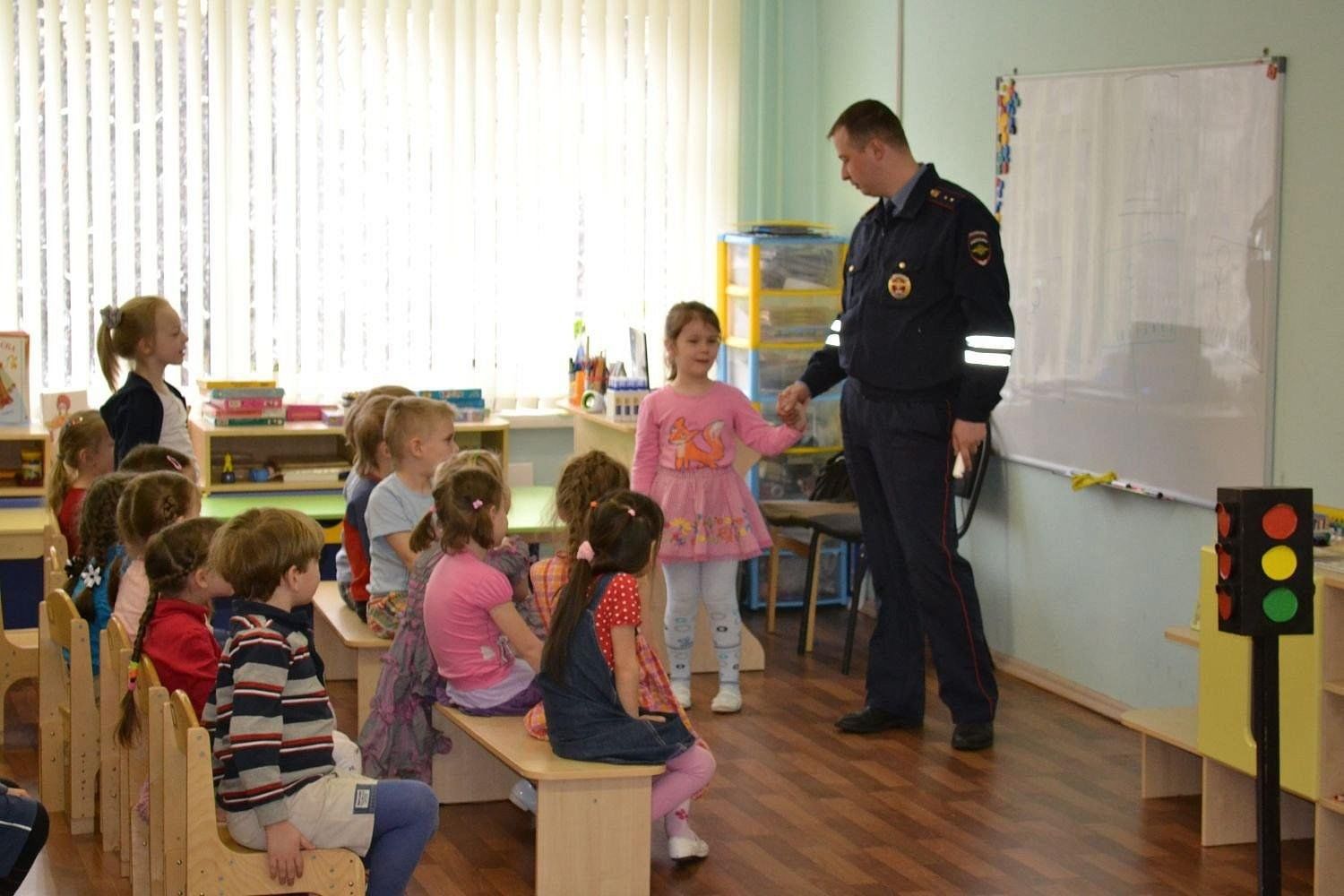 Сотрудники сада. Полиция детский сад. Беседа с полицейским в детском саду. Инспектор ГИБДД В детском саду. Беседа инспектора ГИБДД В садике.