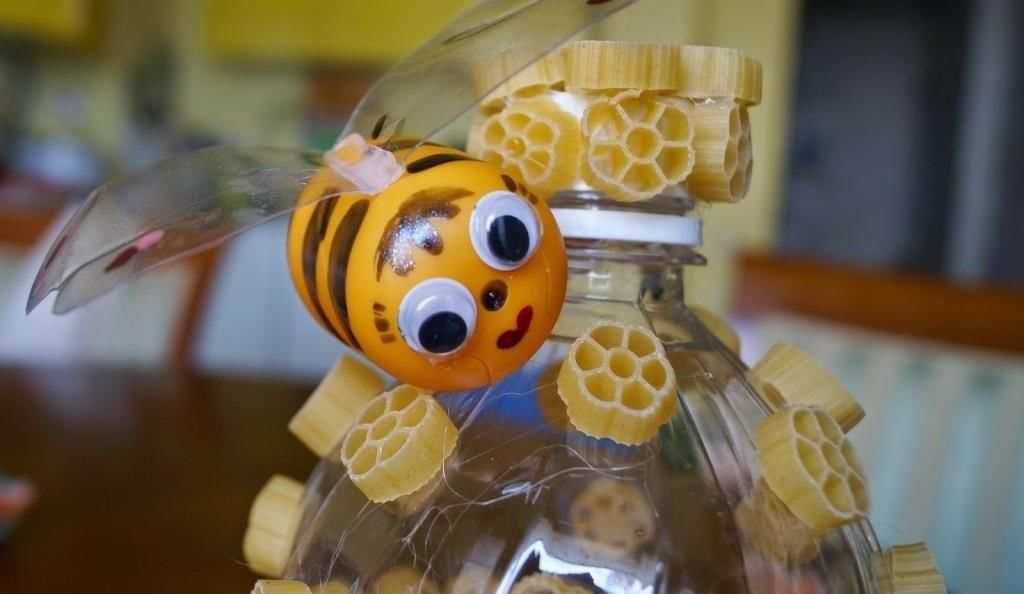 Публикация «Поделки из киндер-сюрприза „Весёлые пчёлки“» размещена в разделах