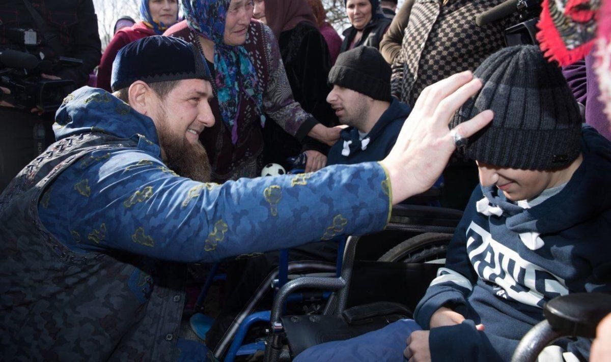 Кадырова помощах. Дети инвалиды Чечни. Инвалид Чеченской. Чеченские военные инвалиды.