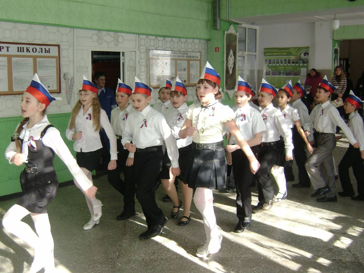 Фото на 23 февраля в школу. 23 Февраля в школе. Дети маршируют в школе. Школьник военный. Дети маршируют в форме.