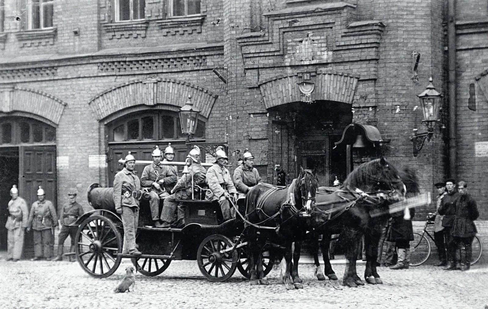 Первый пожарный. Карл Булла Санкт Петербург. Карл Булла наводнение 1903 в Санкт-Петербурге. Пожарные Петербурга 19 век. Карл Булла извозчики. 1902..