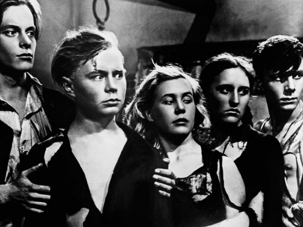 Нонна Мордюкова в роли Ульяны Громовой (вторая справа) в художественном фильме Сергея Герасимова «Молодая гвардия» (1948)