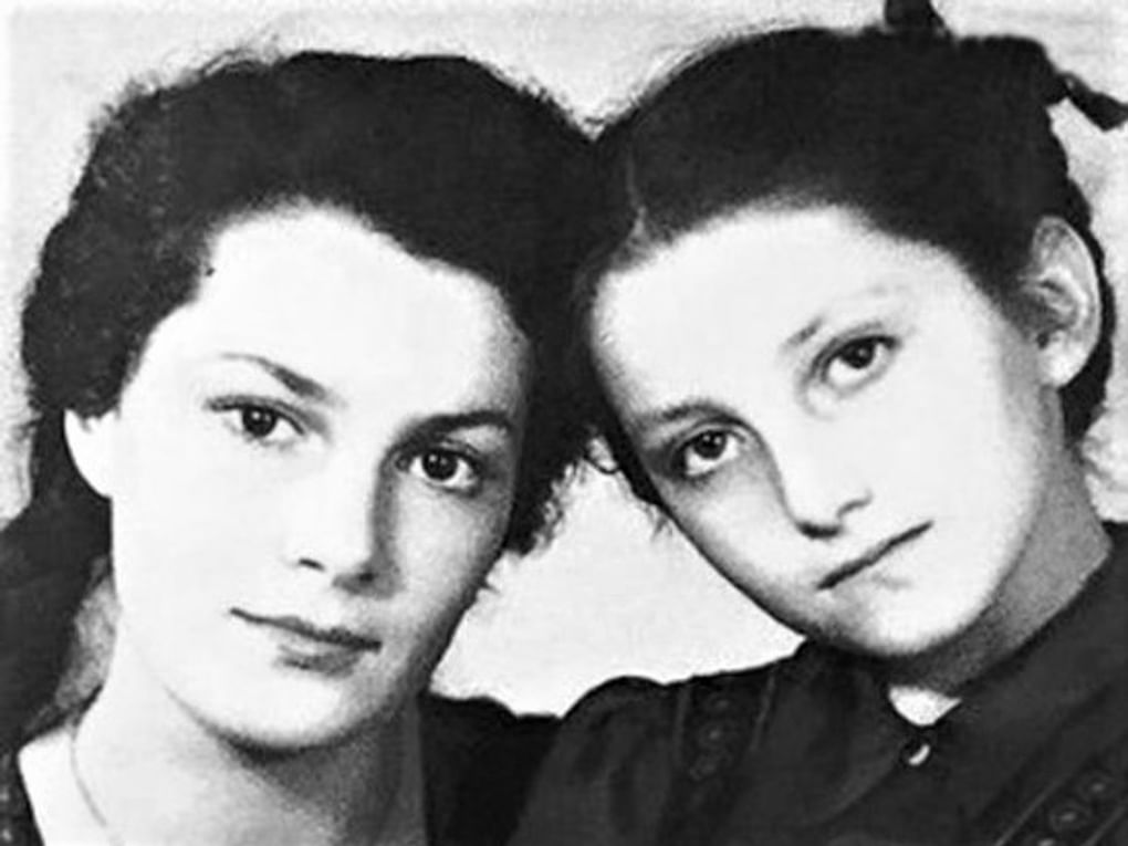 Элина Быстрицкая (слева) с сестрой Софьей. Фотография: uznayvse.ru