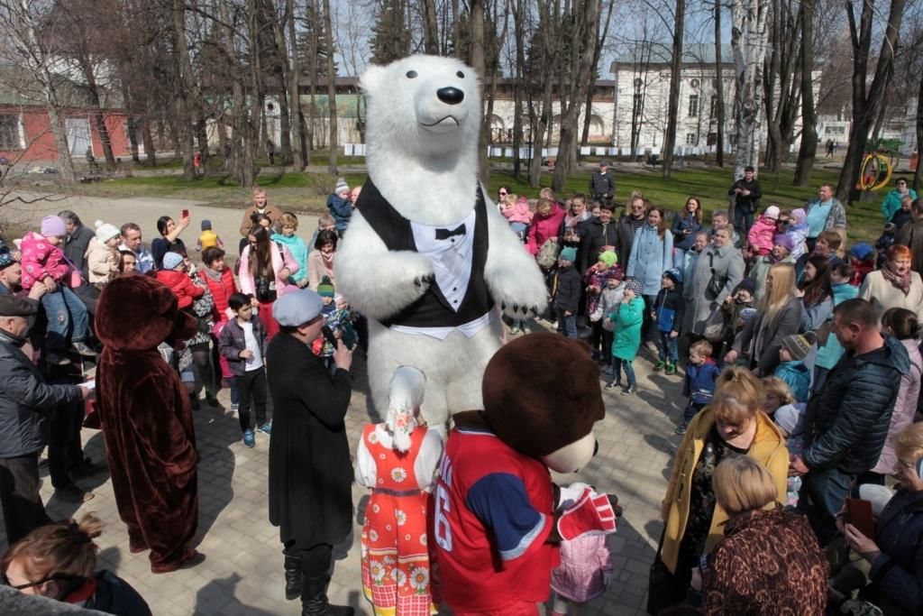 Сегодня день медведя. День медведя. День медведя Ярославль. День медведя праздник. Праздник день медведя в России.