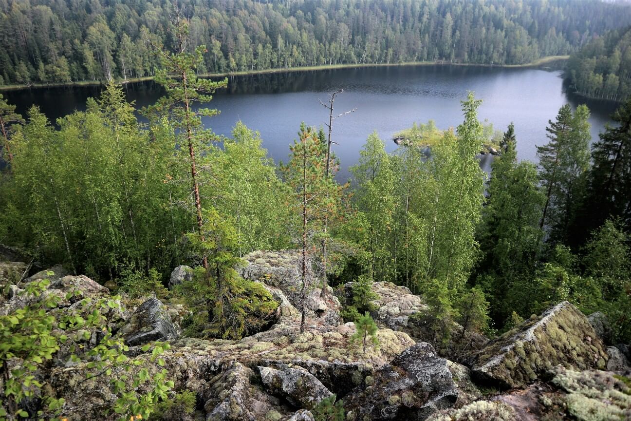 Карелий период. Озеро Ристиярви Карелия. Парк Ристиярви Карелия. Гора разбойников Ристиярви. Озеро Рюттюярви.