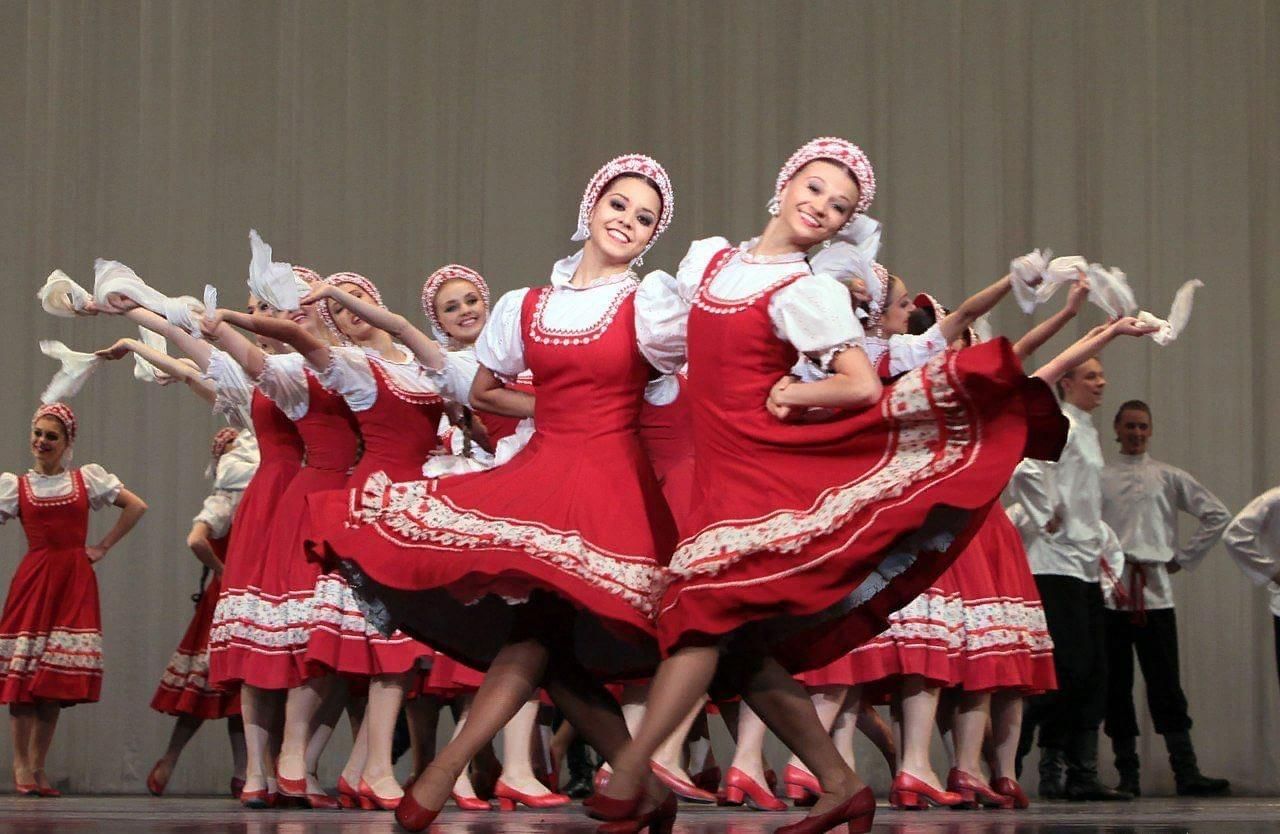 Rus dance. Балет Игоря Моисеева танцы народов мира. Ансамбль Игоря Моисеева танцы. Балет Игоря Моисеева танец. Ансамбль пляски Моисеева.