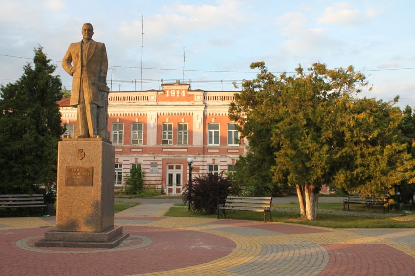 Шебекино белгородская область. Памятник Ребиндер Шебекино. Город Шебекино. Площадь города Шебекино.