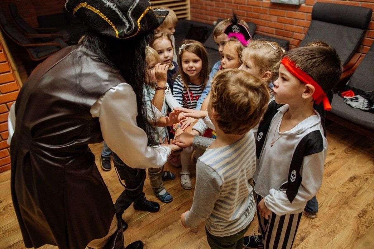 Нашли развлечение. Пиратский квест для детей. Пираты детский праздник. Пиратские квесты для детей. Квест для детей в детском саду.