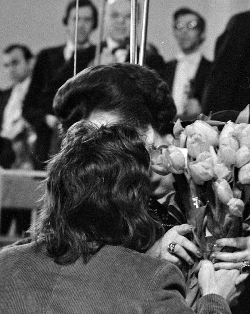 Людмила Зыкина (справа) после концерта в Большом зале Московской консерватории. Москва, 1977 год. Фотография: Российский национальный музей музыки, Москва