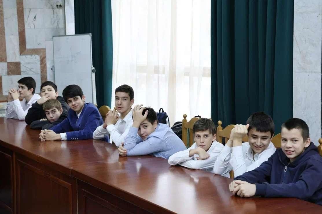 Население махачкалы на 2024. Махачкала население. Хотин-қизлар. Махачкала фото населения. В республике дагестан состоялся в махачкале безопасное колесо.