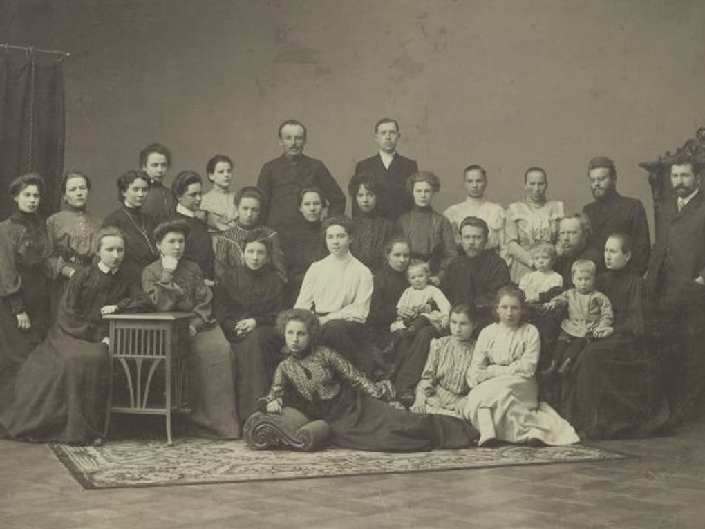 Большая группа сотрудников издательства «Посредник». Москва, 1905 год. Фотография: Государственный музей Л.Н. Толстого, Москва
