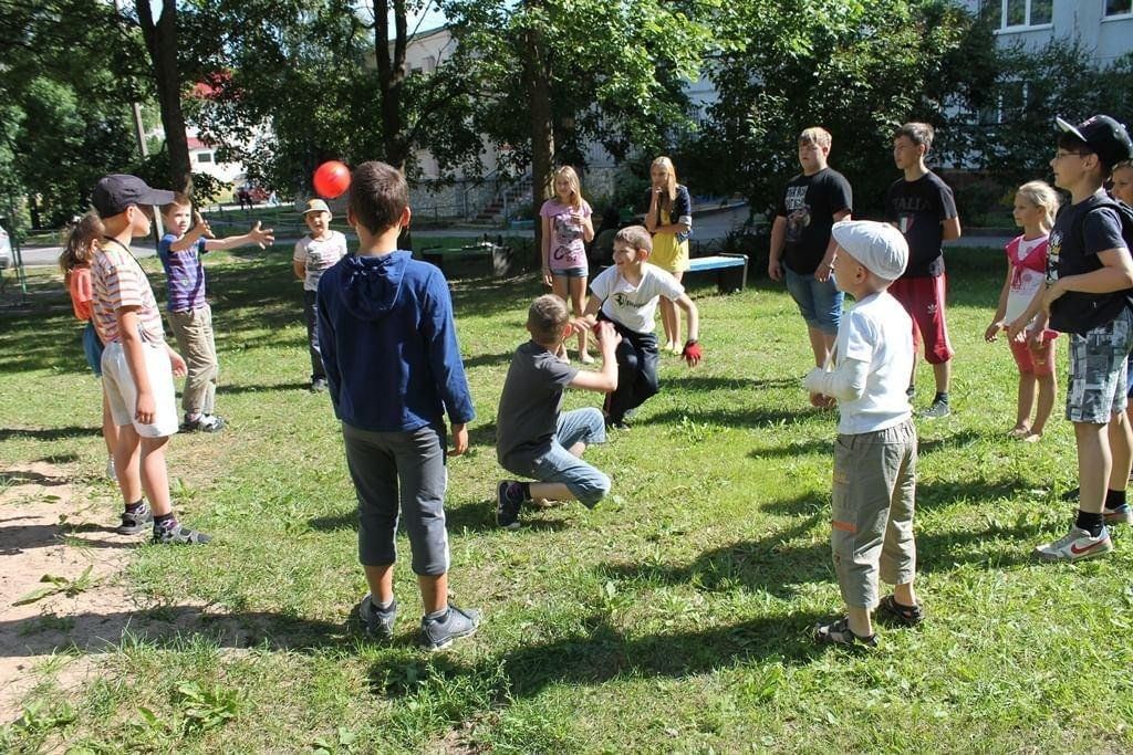 Игра картошка с мячом. Дети в подвижной игре. Уличные игры. Подвижные игры для детей. Игровая программа.