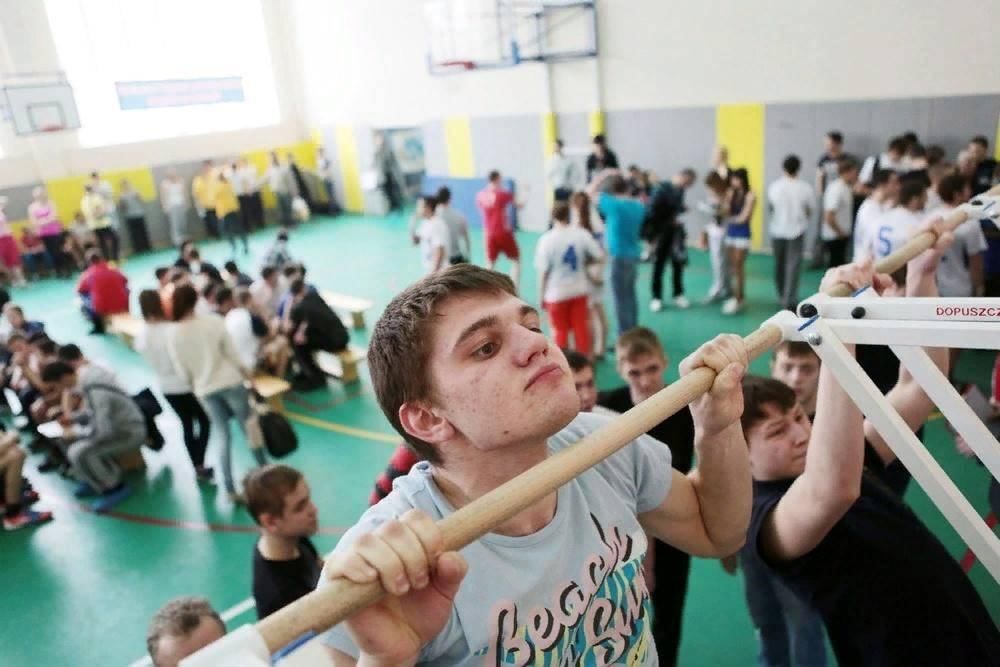 Спортивные соревнования в школе. Физкультура в вузе. Урок физической культуры. Школьники на физкультуре. Методические спортивные мероприятия