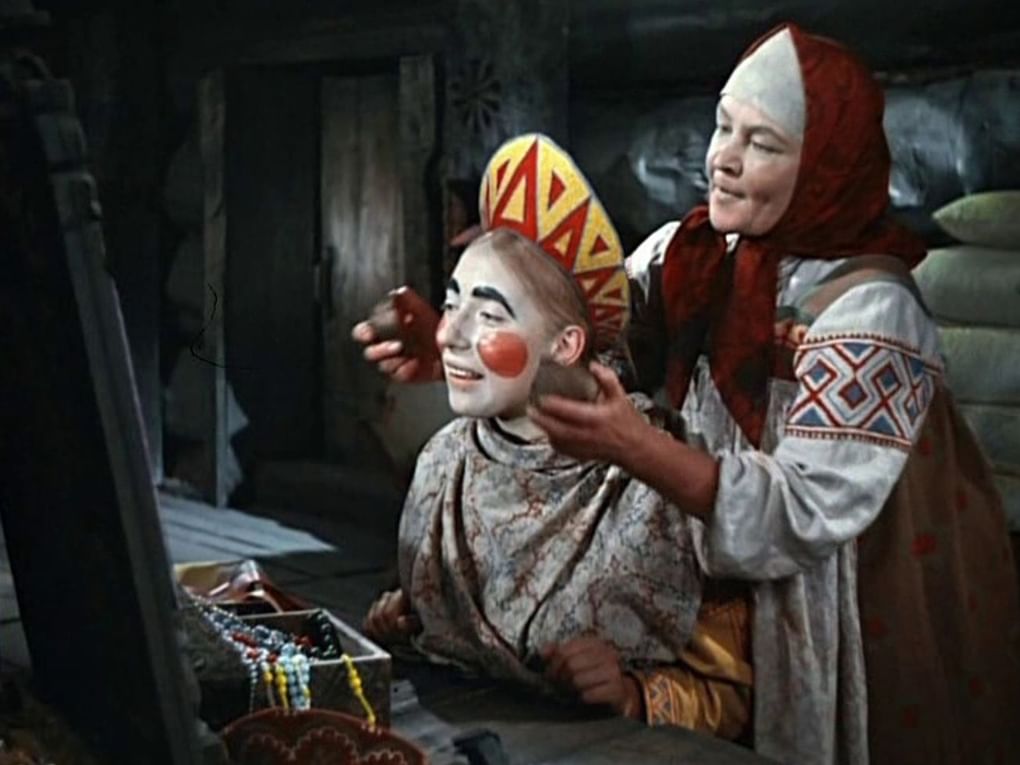 Инна Чурикова (слева) в роли Марфушки в музыкальном фильме-сказке Александра Роу «Морозко» (1964)