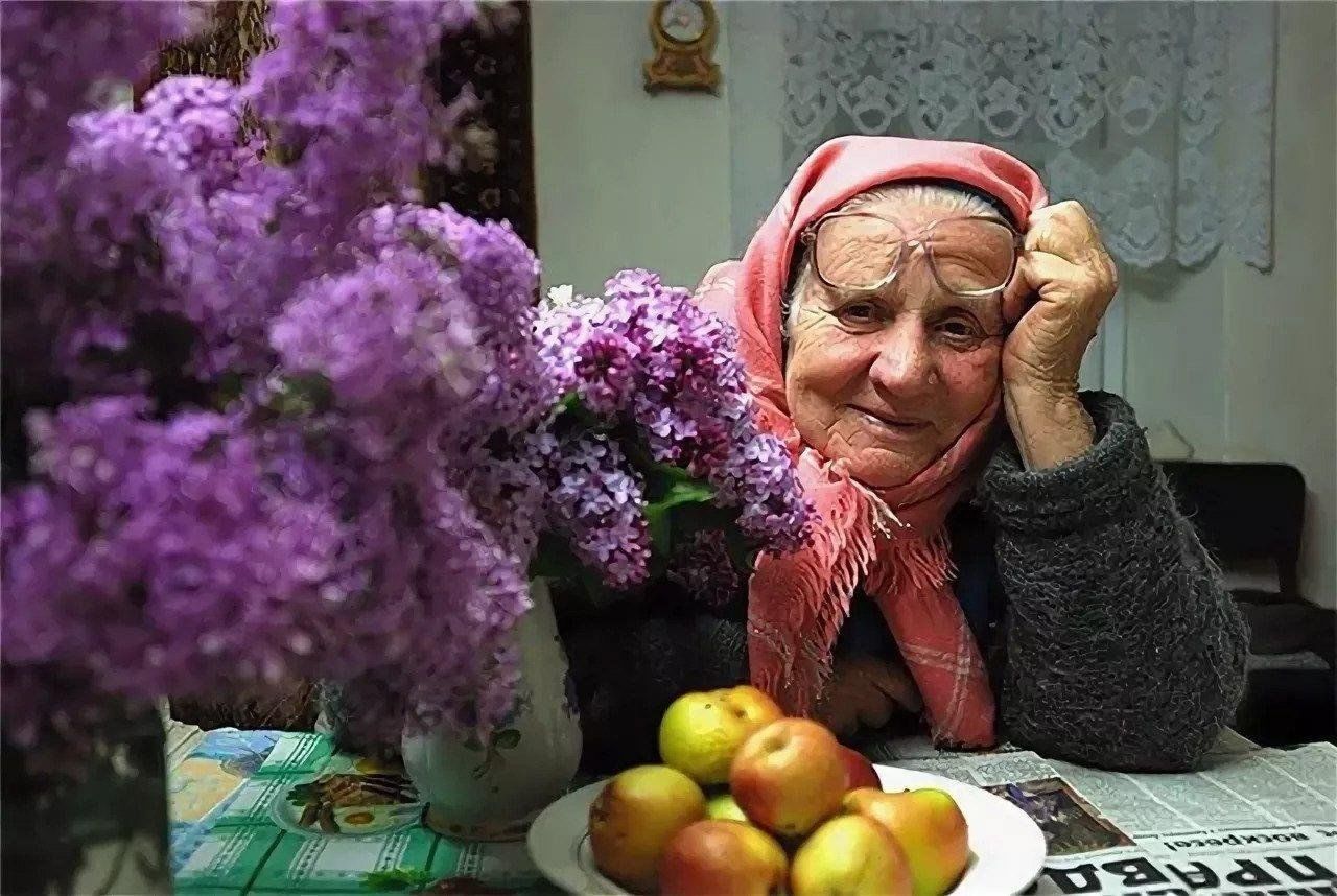 Радоваться бабушке. Добрая бабушка. Пожилая женщина. Фотографии бабушек. Старенькая бабушка.