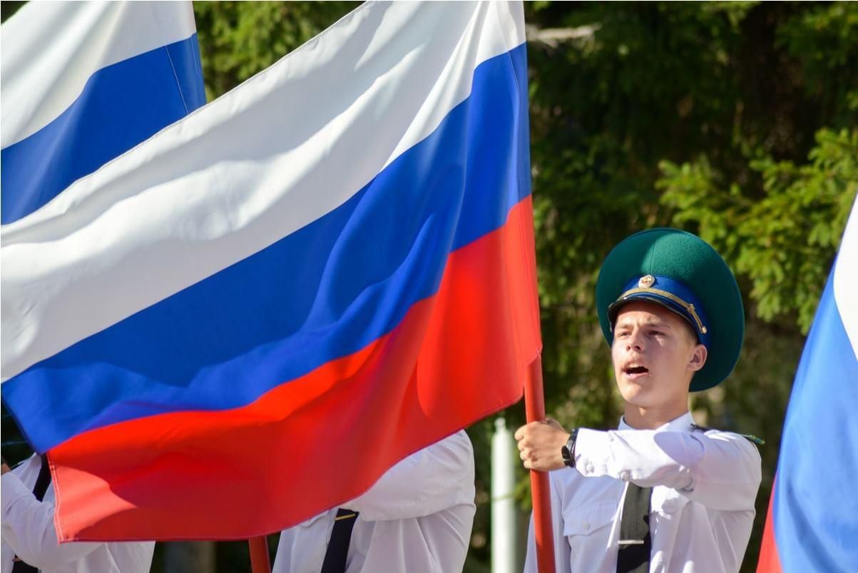 Патриотические чувства народов. Патриотизм. Люди с российским флагом. Русский флаг. Люди с флагами России.