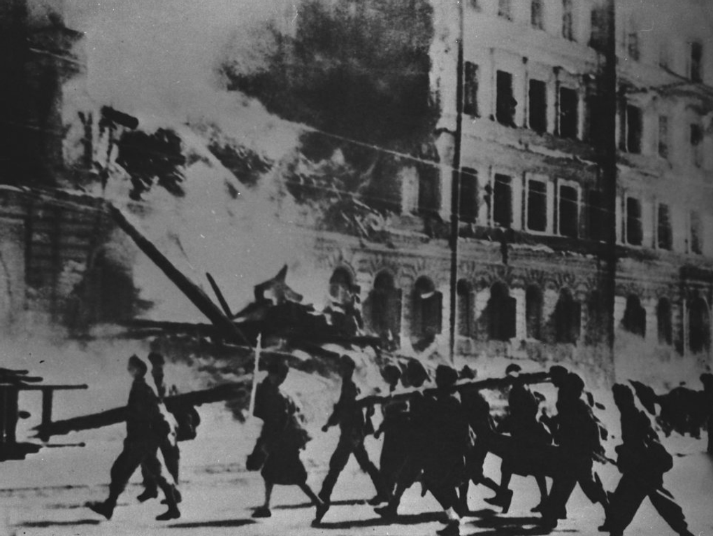 Блокада. Борьба с пожарами. Ленинград. Фотография: <a href="https://artsacademy.ru/additionally/patrioticheskoe-vospitanie/akademiya-khudozhestv-v-gody-vov/" target="_blank" rel="noopener">artsacademy.ru</a>