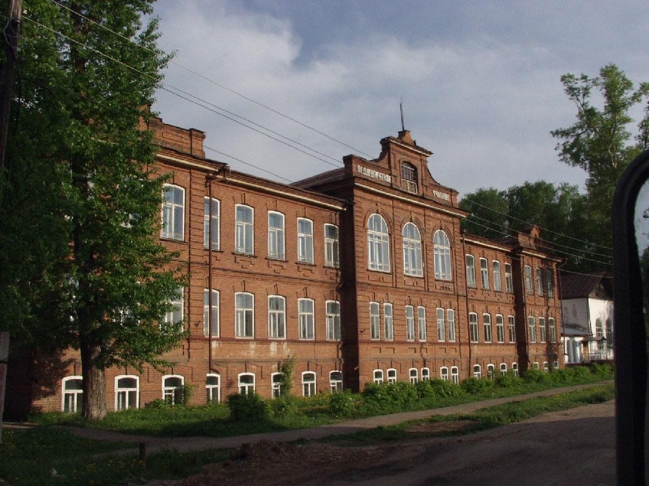 Фото педколледжа. Педколледж Киров. Краеведческий музей Советск Кировская область. Кировский индустриально-педагогический колледж. Педагогический колледж в Кирове.