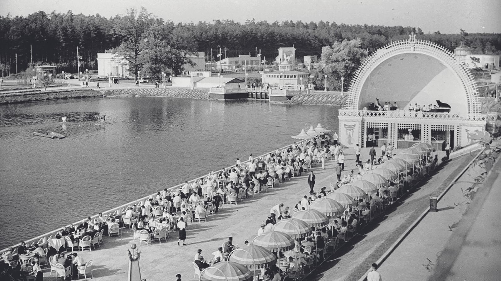 Выставка достижений народного хозяйства. Москва. <br/>Фотография предоставлена издательством «Бослен»
