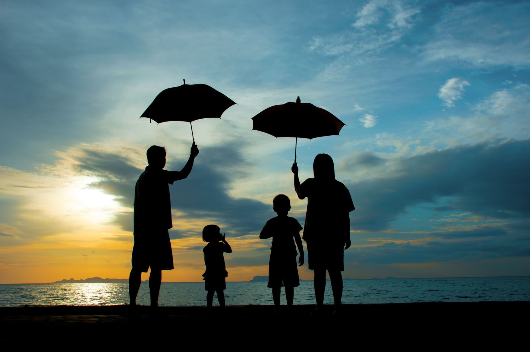 Зонтик семьи. Семья под зонтиком. Семья ребенок под зонтом. Страхование жизни. Семья под зонтом силуэт.