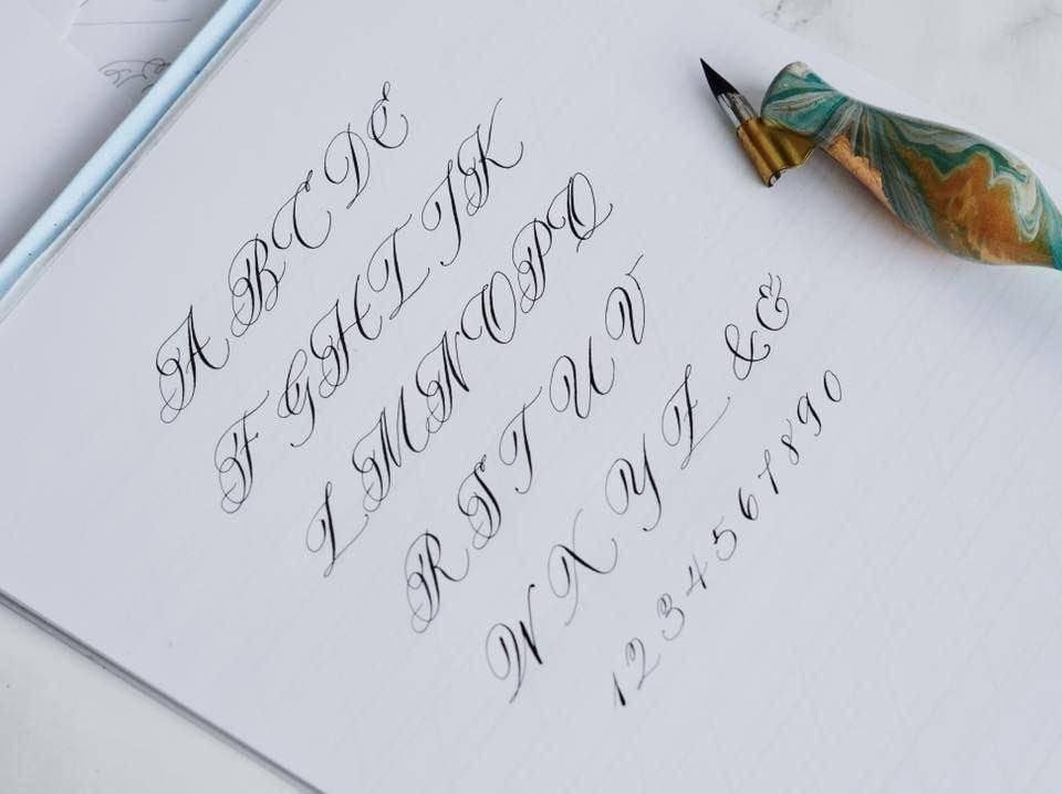 Искусство почерка. Каллиграфический почерк. Красивый Каллиграфический почерк. Каллиграфия красиво. Бумага для каллиграфии.