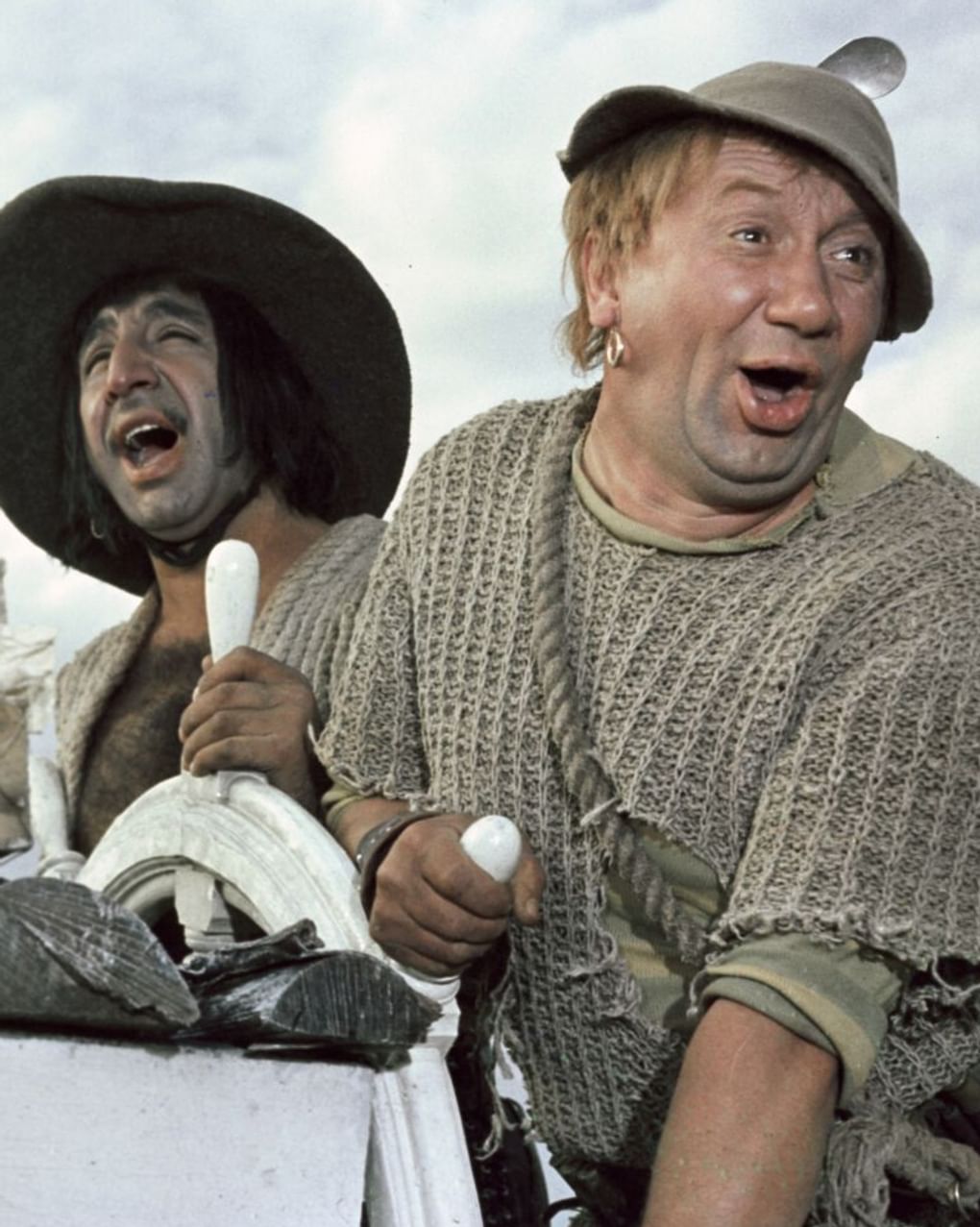 Алексей Смирнов (справа) в роли пирата и Фрунзик Мкртчян в роли пирата в художественном фильме Ролана Быкова «Айболит-66» (1966)