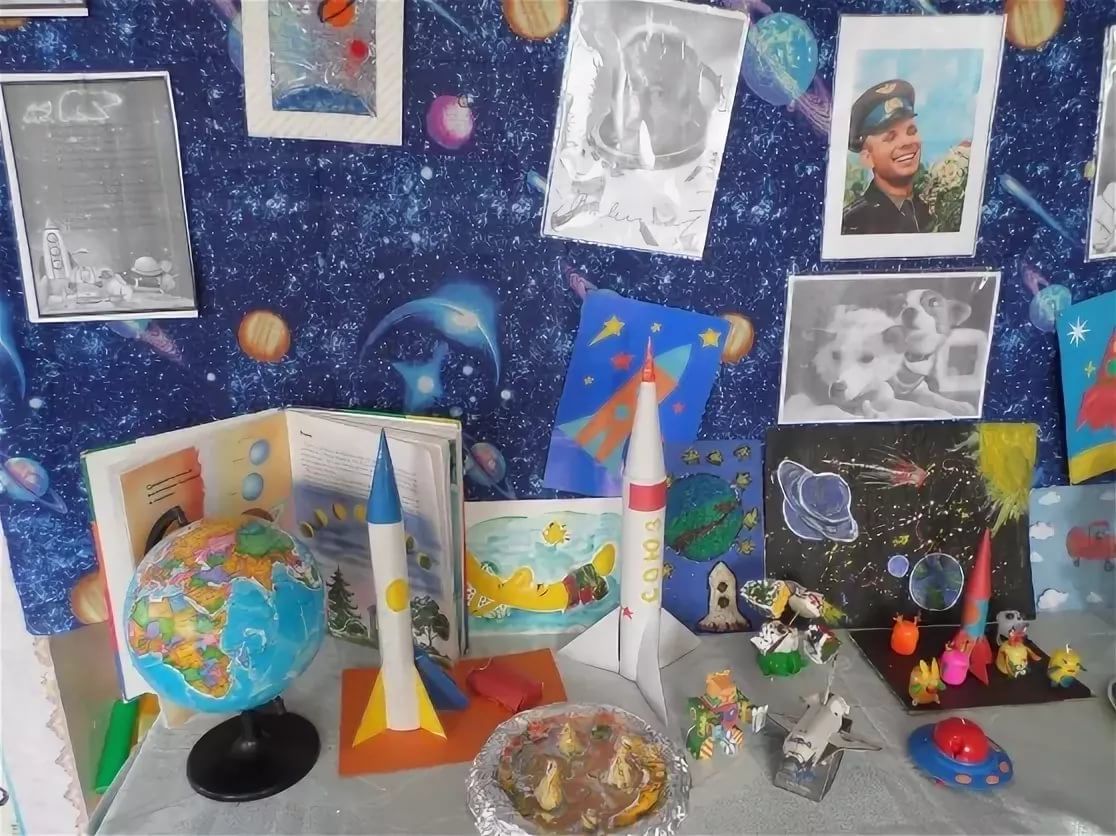 Приуроченная ко дню космонавтики. Выставка космос в детском саду. Выставка ко Дню космонавтики в детском саду. Выставка поделок ко Дню космонавтики. На выставку поделка в детский сад космос.