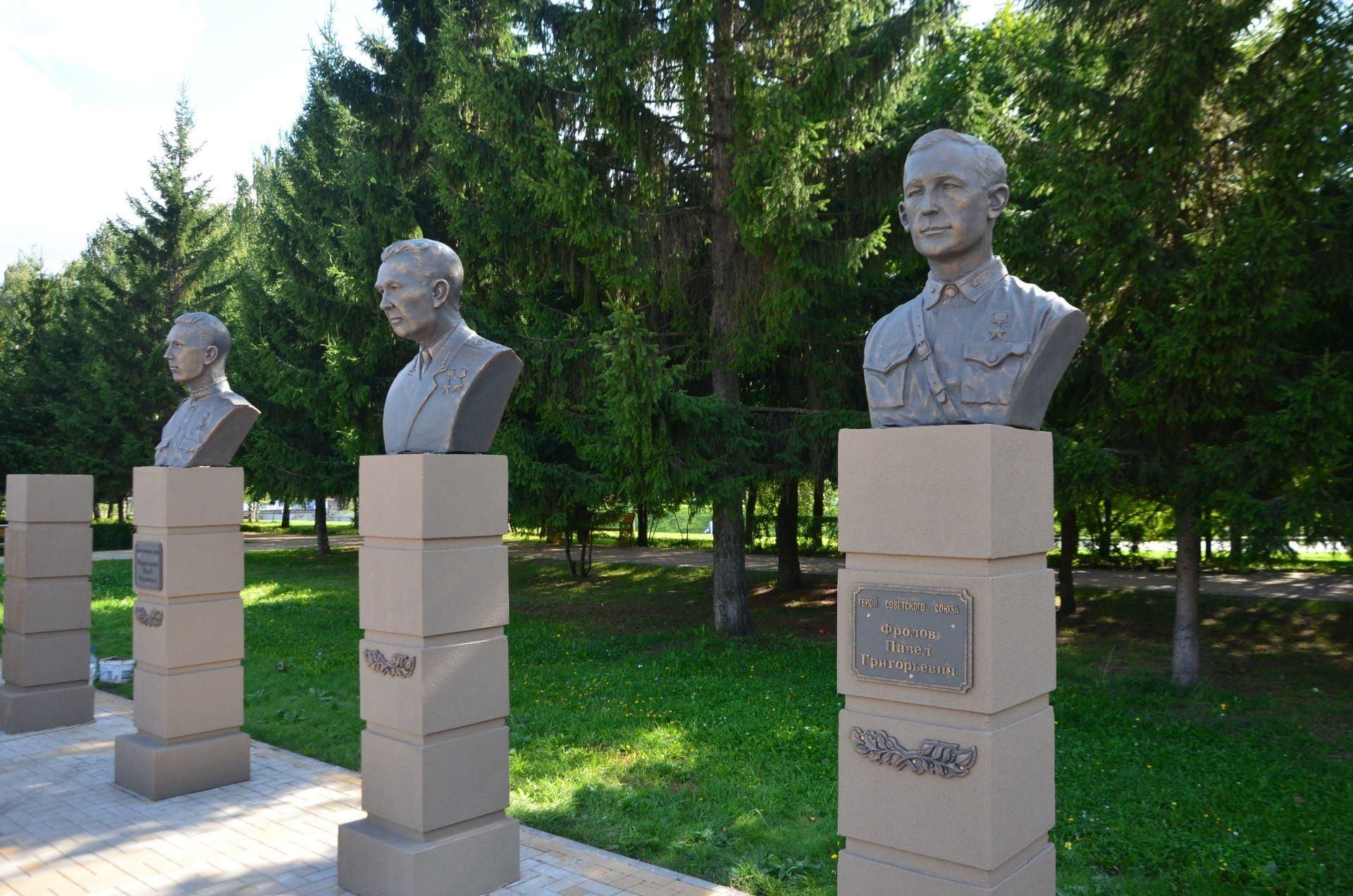Сквер героям советского союза. Аллея героев Набережные Челны. Аллея героев Набережные Челны парк Победы. Аллея героев Сафоново. Сквер славы Набережные Челны.