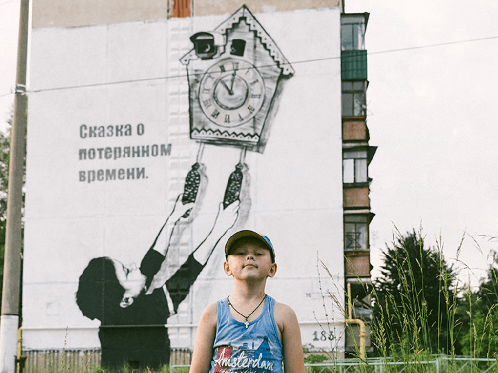 Граффити «Сказка о потерянном времени». Выкса, Нижегородская область. Фотография: <a href="https://artovrag.com/vyksa" target="_blank">artovrag.com</a>