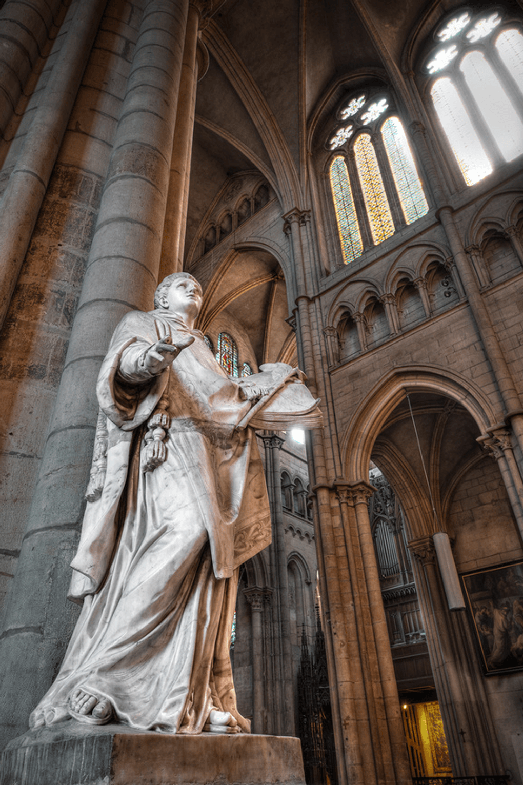 Статуя с книгой в руках в базилике Сен-Дени. Париж, Франция. Фотография: Константин Ёлшин / фотобанк «Лори»