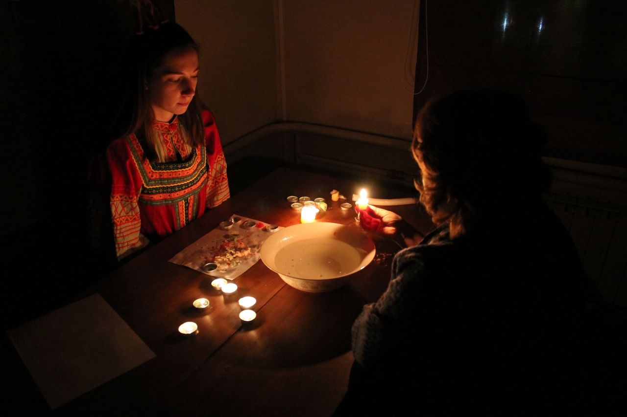 Ритуал на женщину. Свечи гадальные. Фотосессия при свечах. Святки свечи. Девушки гадают.