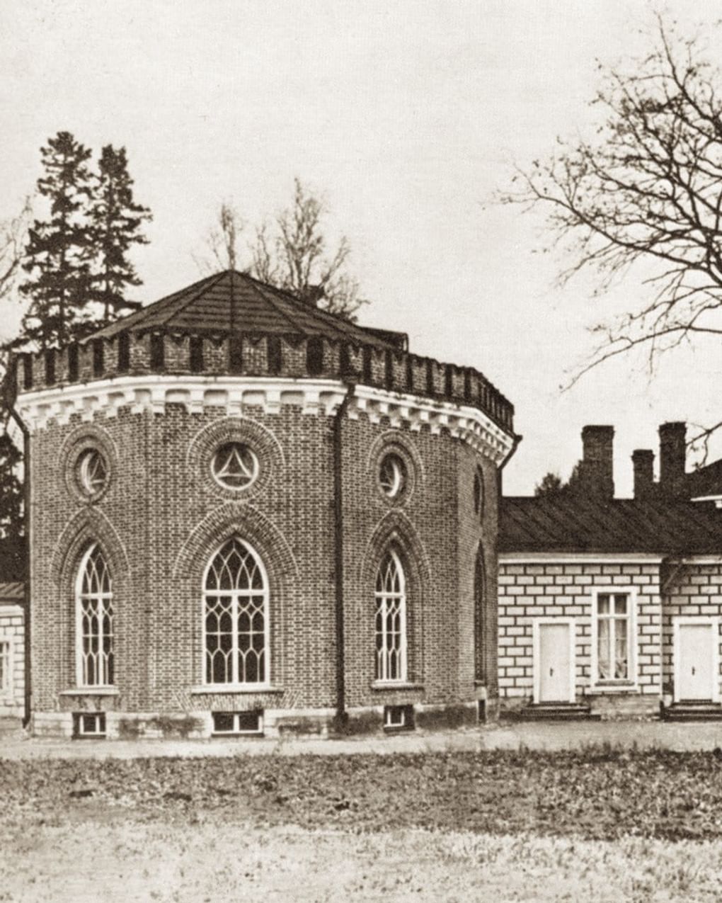Баболовский дворец. 1901–1910. Санкт-Петербург. Иллюстрация из книги «Памятники архитектуры пригородов Ленинграда». Ленинград: «Стройиздат», 1985