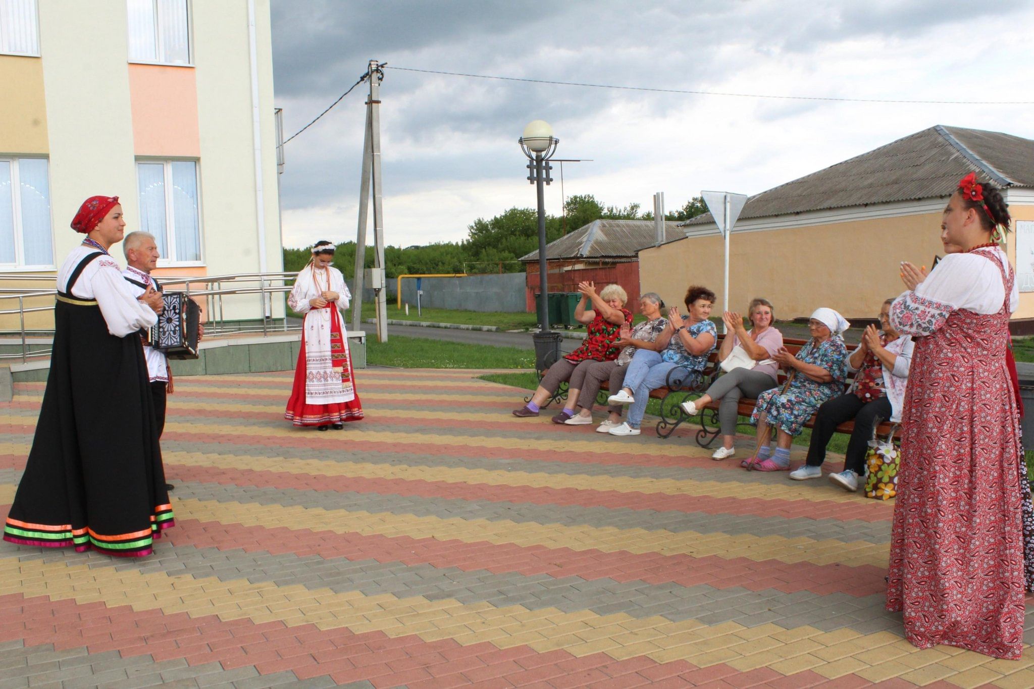 Губкинский городской округ культура. Богословский дом культуры Губкинского городского. День села концертная программа. Уличные концерты в селах. Концерт в селе зрители.