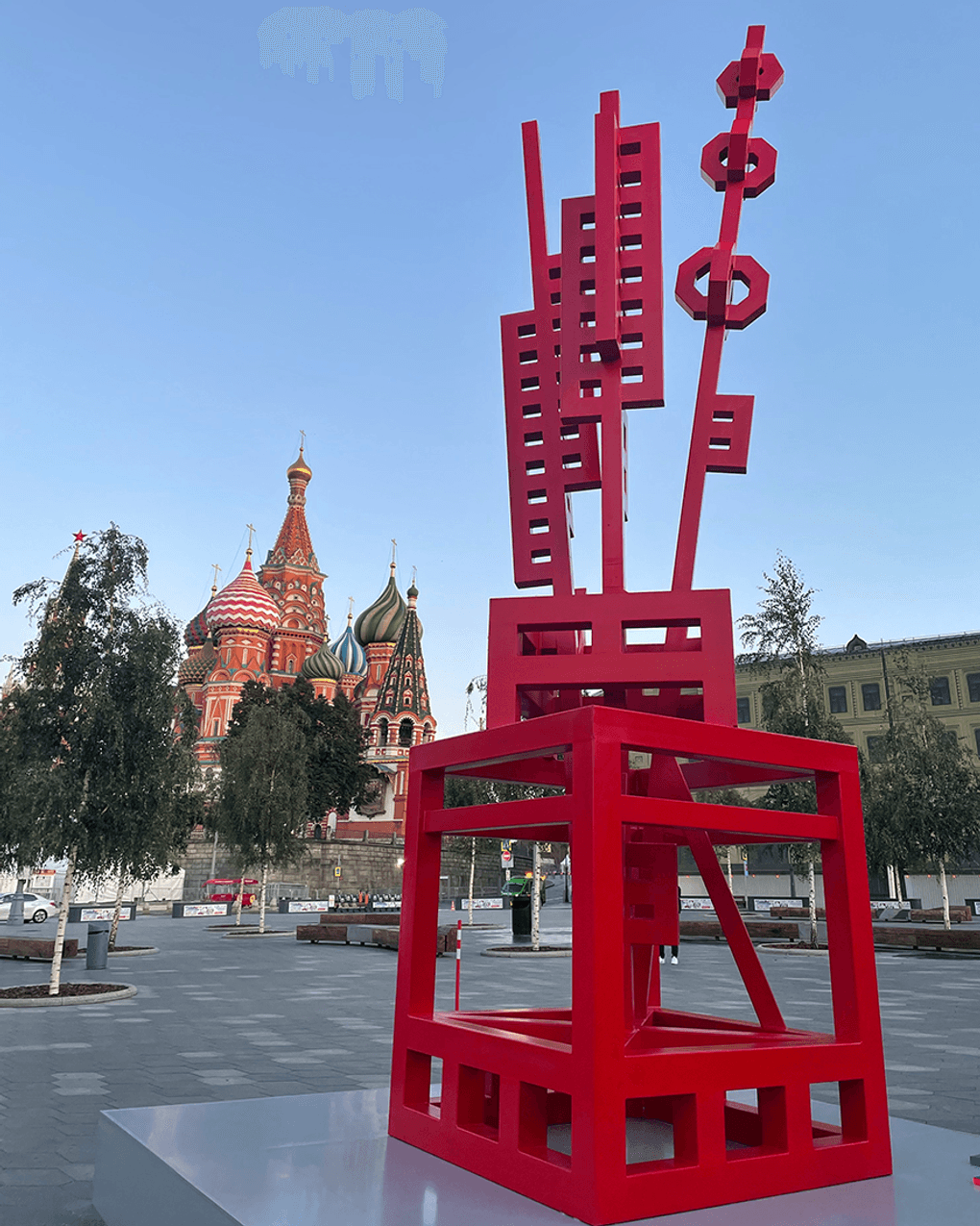Игорь Шелковский. Скульптура «Ваза с Цветами». Сталь. 2021 год. Установлена в парке «Зарядье» в рамках проекта «Здесь и Сейчас. Современное искусство на улицах города»