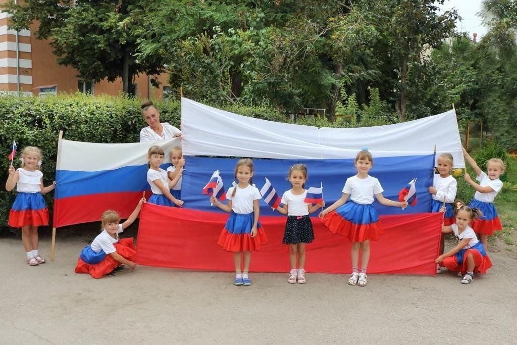 День флага с детьми дошкольного возраста. День флага в саду. День государственного флага в детском саду. День российского флага в детском саду.
