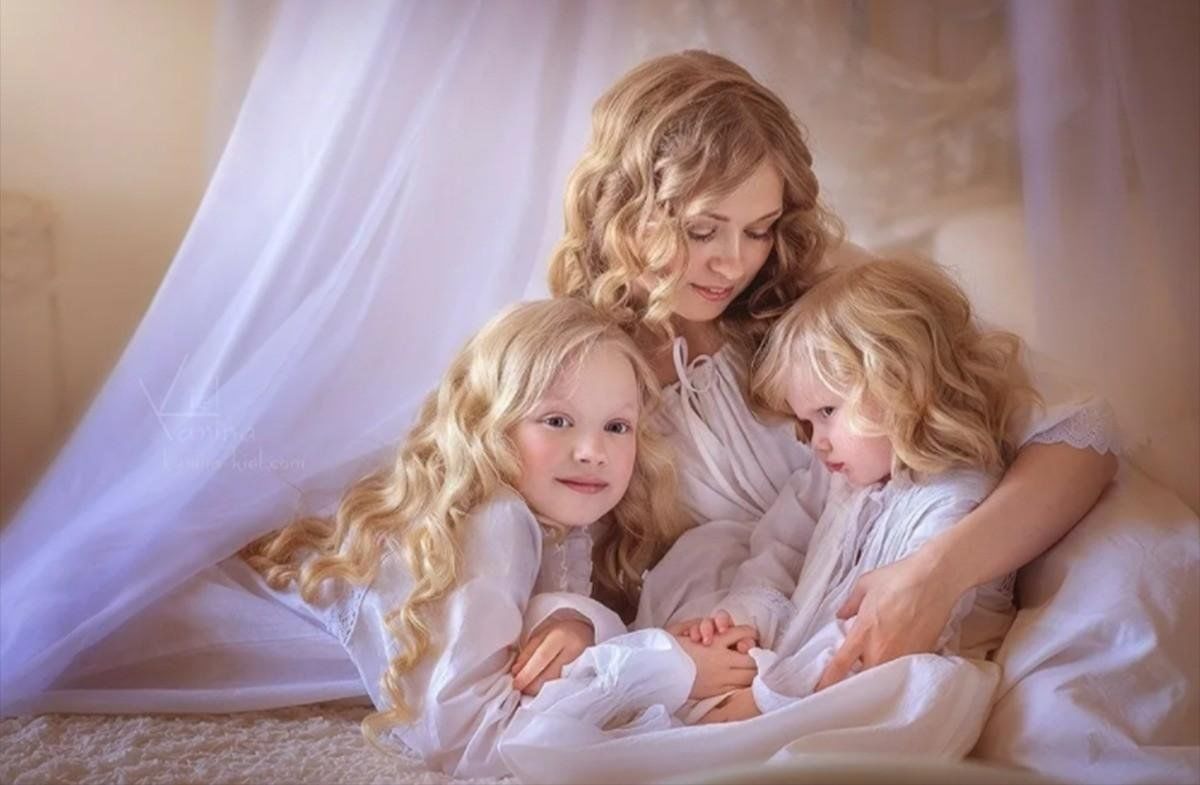 Любите детей сегодня. Мама с двумя детьми. Мама и дочка. Фотосессия мама с двумя детьми. Фотосессия мама и две Дочки.